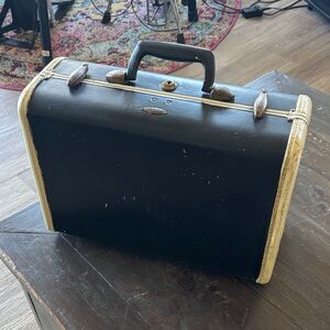Vintage Black and Cream Carry Case